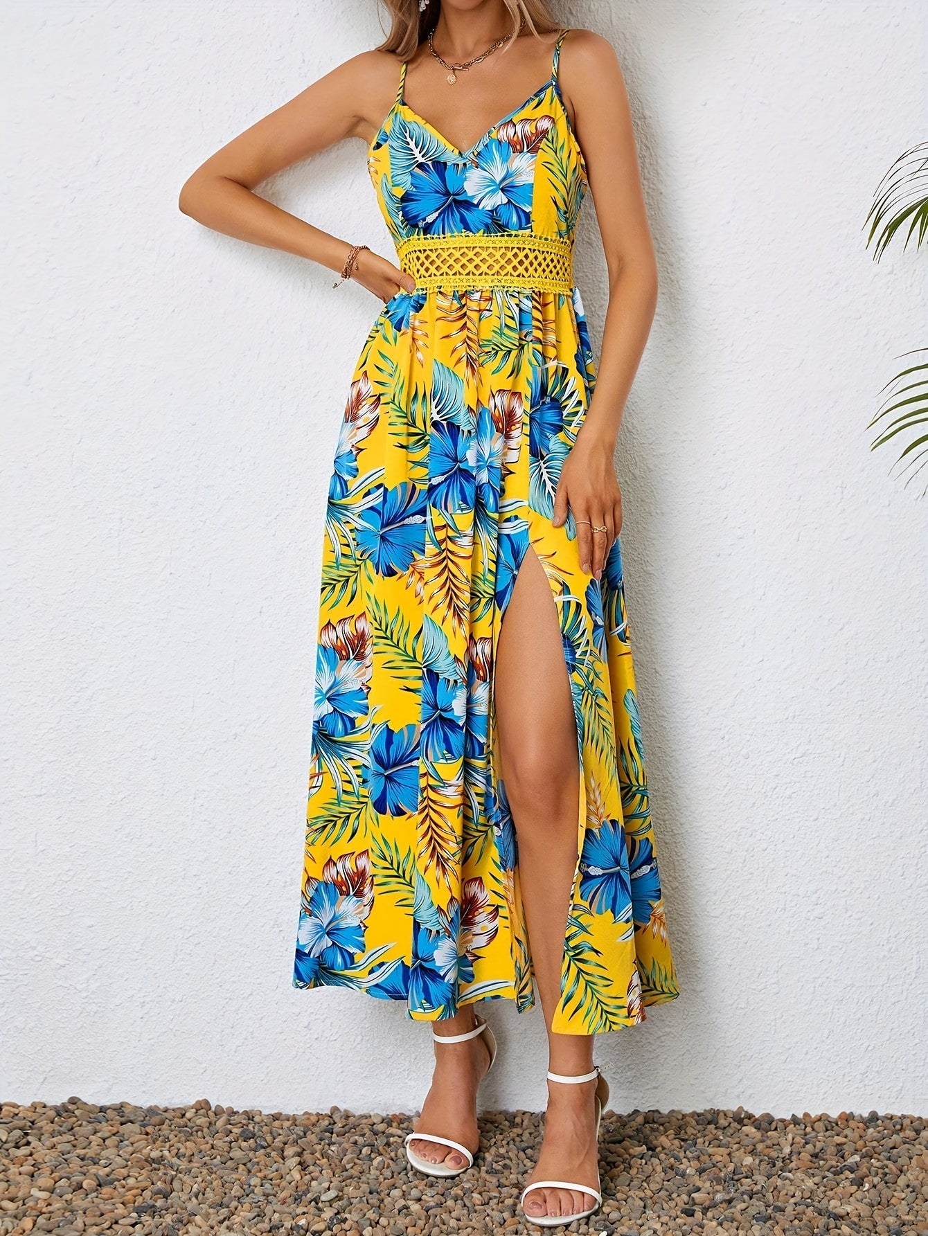 Sommerkleid mit Trägern, Blumenmuster und Schlitz