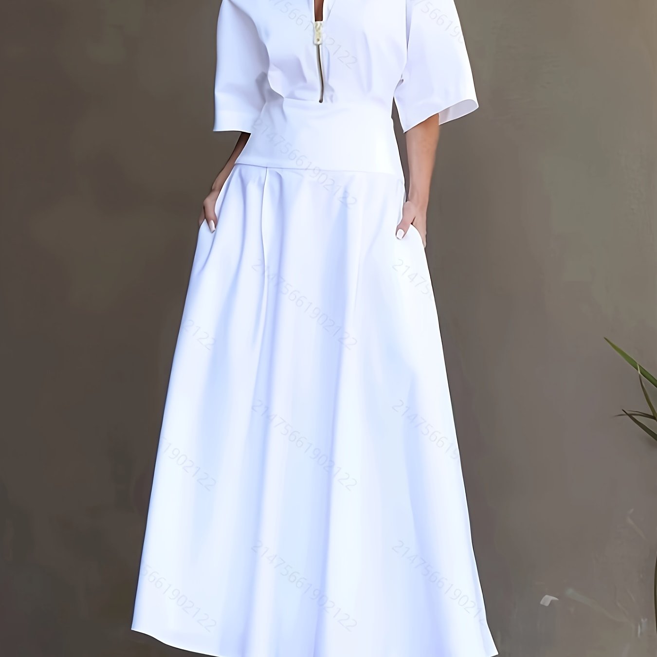 Elegantes weißes Schößchenkleid mit asymmetrischem Ausschnitt aus eng anliegendem Polyester
