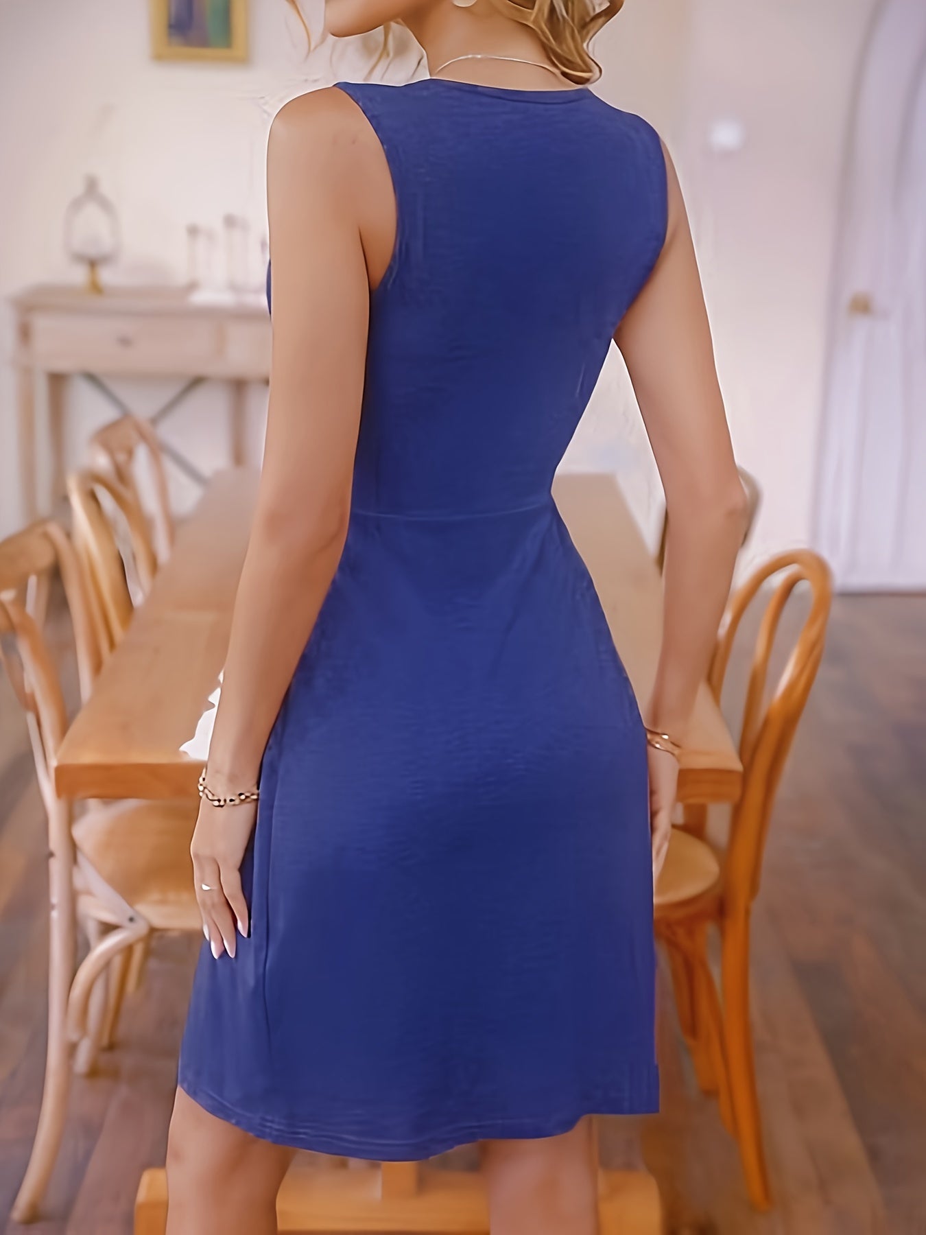 Elegantes Einfarbiges Tankkleid mit V-Ausschnitt und Drehung – Ärmelloses Sommerkleid