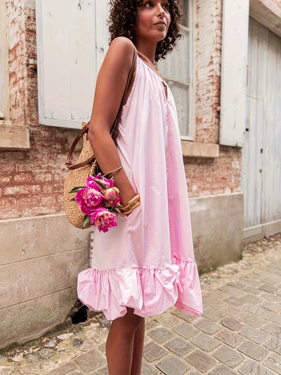 Stylisches und luftiges rosa Polyester-Sommerkleid mit dünnen Trägern