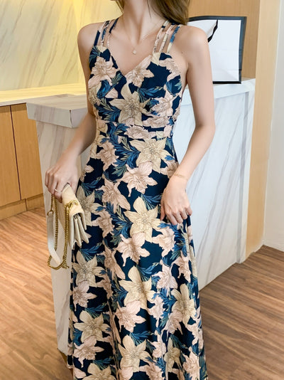 Sommerliches Strandkleid aus Blumen mit Trägern - Sonnenschutz