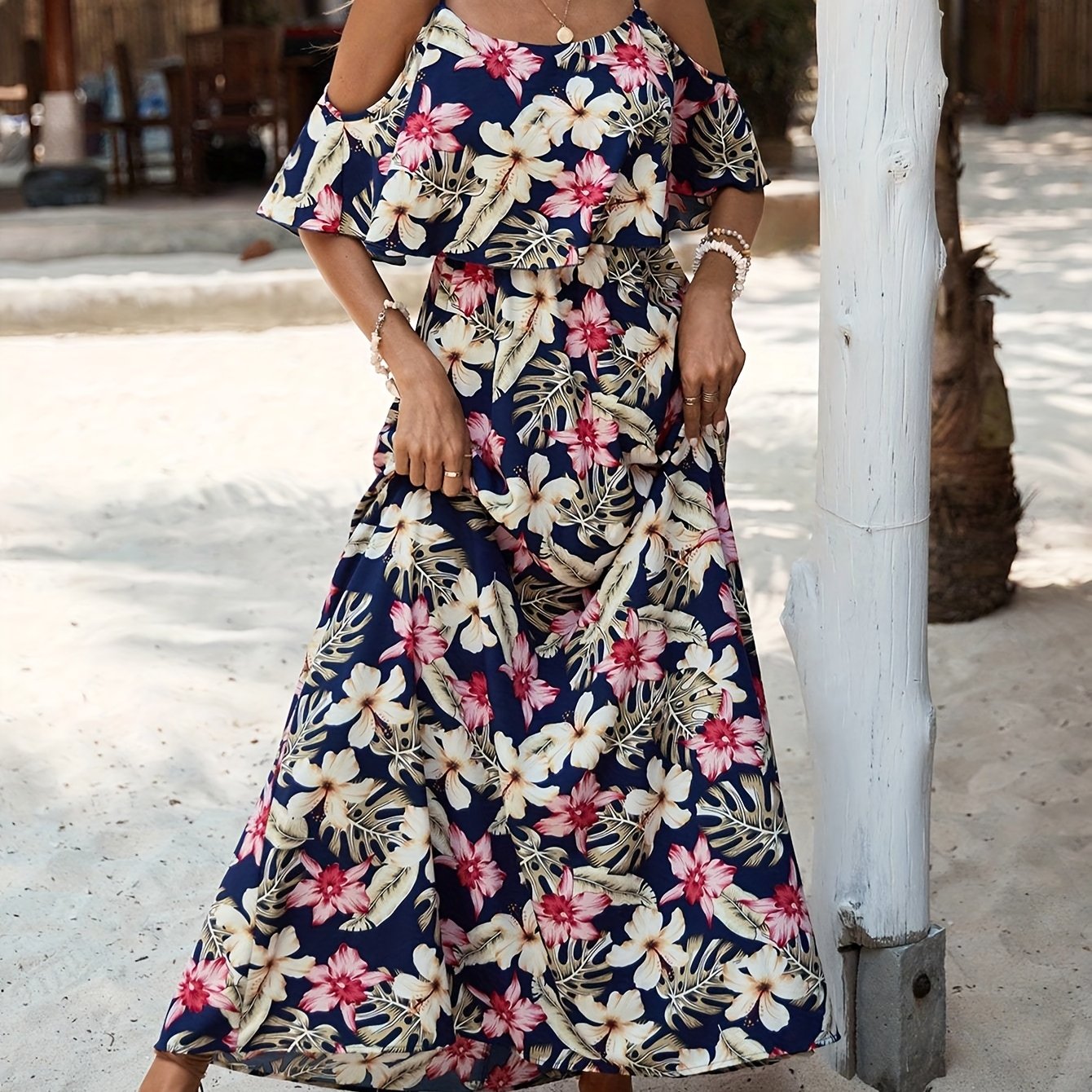 Sommerliches Damenkleid mit Trägern und tropischem Muster