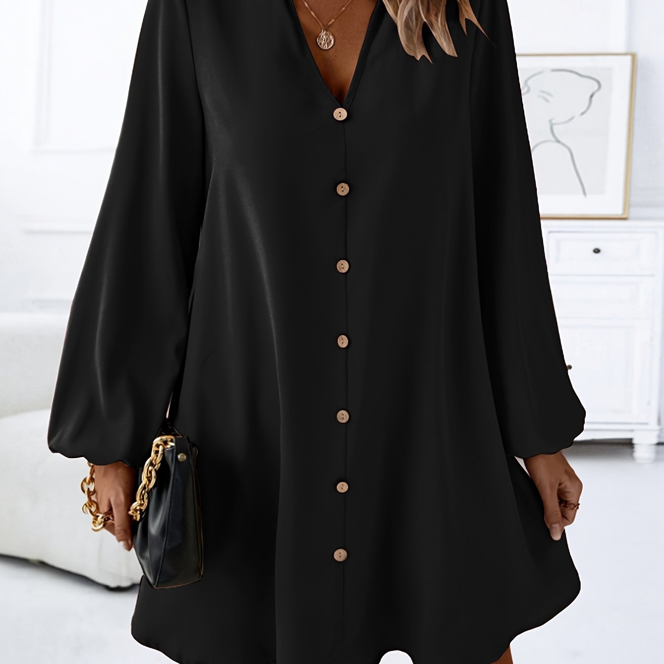 Stilvolles Kleid mit langen Ärmeln und V-Ausschnitt