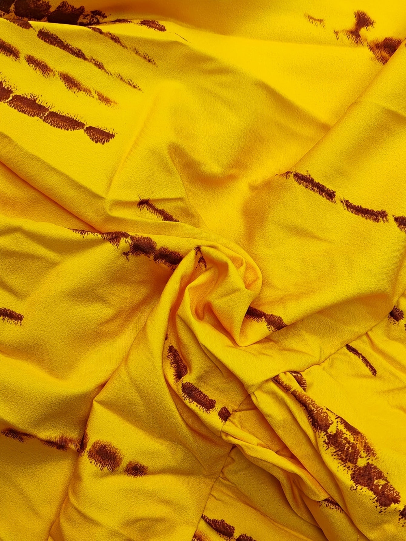Gelbes Sommer-Minikleid mit Rüschen und Fledermausärmeln