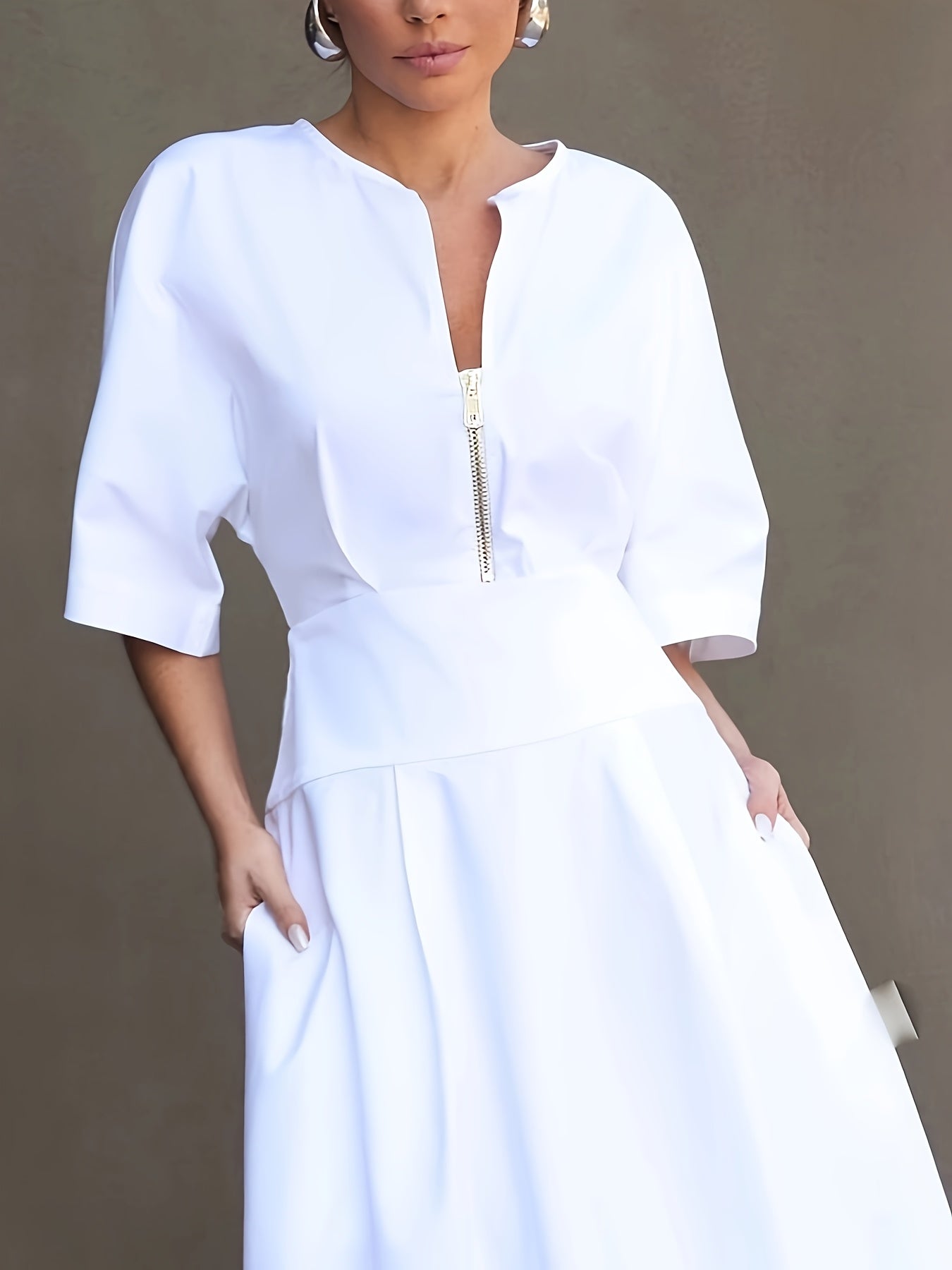 Elegantes weißes Schößchenkleid mit asymmetrischem Ausschnitt aus eng anliegendem Polyester