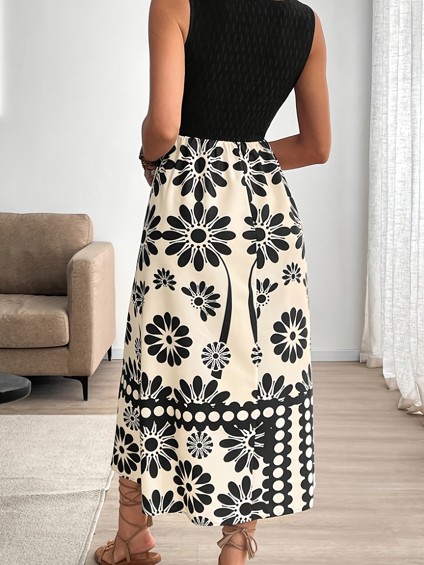Feminines schwarzes Maxikleid mit ärmellosem floralem Muster Elegantes Kleid