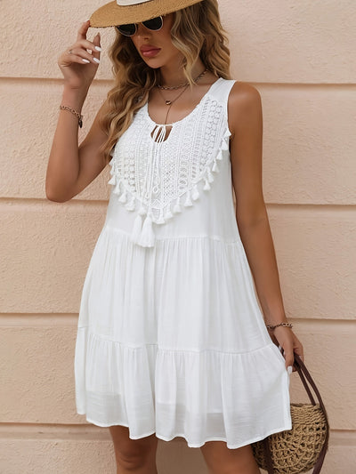 Sommerkleid mit Spitze und Fransen - Weiß, ärmelloser V-Ausschnitt