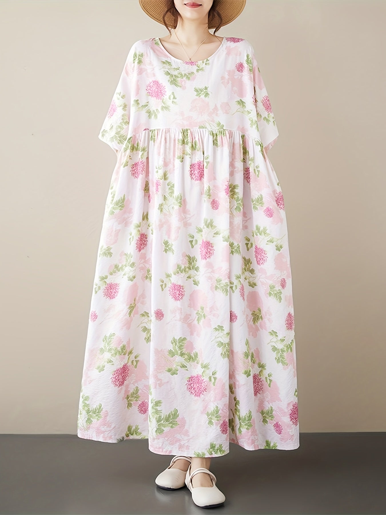 Langes Damenkleid im Lady-Stil für den Strand – sommerliche Blumeneleganz